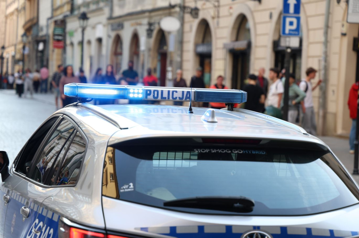 Jedno kopnięcie i 7500 zł strat. Zniszczył drzwi zabytkowej kamienicy przy ul. Dietla