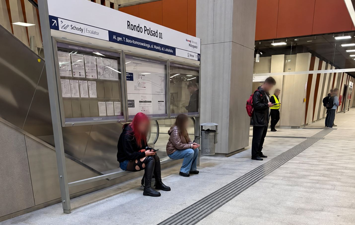 Rondo Polsad i Rondo Młyńskie bez ławek. Gdzie mają usiąść osoby czekające na tramwaj? [ZDJĘCIA]