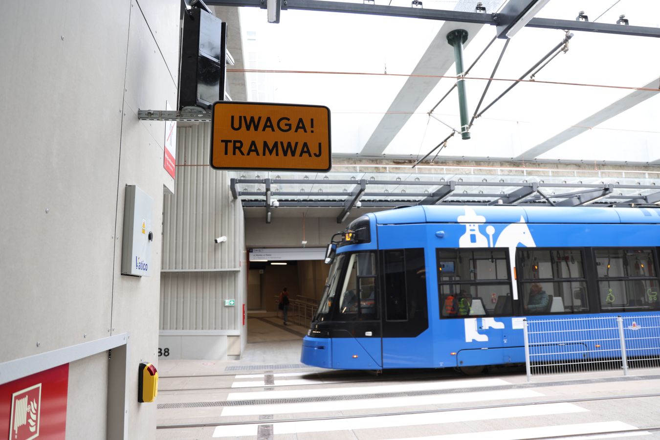 Na tym przystanku w Krakowie trzeba uważać. Zamontowali dodatkową tabliczkę [ZDJĘCIA]